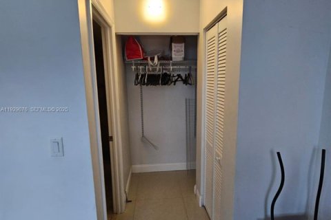 Снять в аренду кондоминиум в Серфсайд, Флорида 2 спальни, 95.13м2, № 1991735 - фото 23