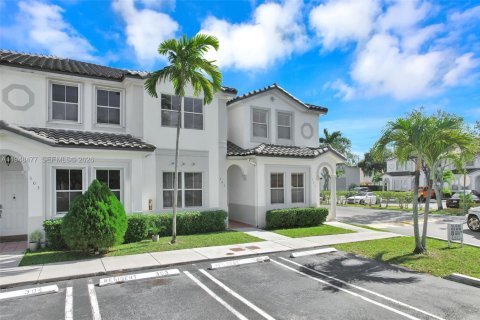 Кондоминиум с 4 спальнями в Дорал, Флорида № 2026268