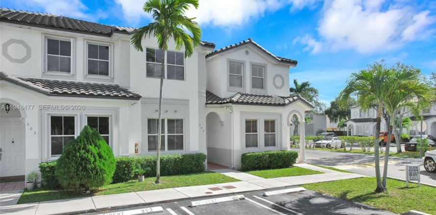 Кондоминиум с 4 спальнями в Дорал, Флорида № 2026268