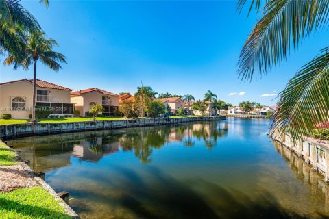 House in Dania Beach, Florida 3 bedrooms, 148.18 sq.m. № 1728898 - photo 8