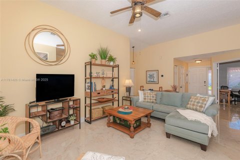 House in Dania Beach, Florida 3 bedrooms, 148.18 sq.m. № 1728898 - photo 12