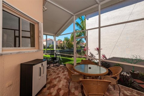 House in Dania Beach, Florida 3 bedrooms, 148.18 sq.m. № 1728898 - photo 5