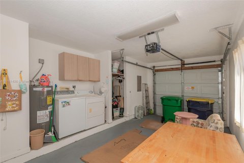 House in Dania Beach, Florida 3 bedrooms, 148.18 sq.m. № 1728898 - photo 4