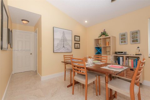 House in Dania Beach, Florida 3 bedrooms, 148.18 sq.m. № 1728898 - photo 14