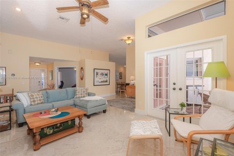 House in Dania Beach, Florida 3 bedrooms, 148.18 sq.m. № 1728898 - photo 13