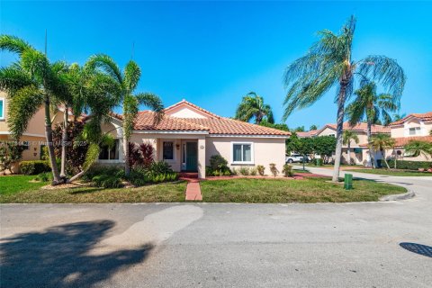 House in Dania Beach, Florida 3 bedrooms, 148.18 sq.m. № 1728898 - photo 1