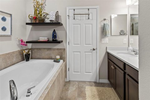 Townhouse in Tampa, Florida 3 bedrooms, 178.37 sq.m. № 2237002 - photo 27