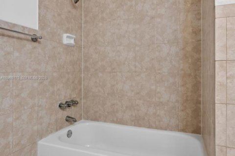 Condo in Hallandale Beach, Florida, 1 bedroom № 2026090 - photo 25