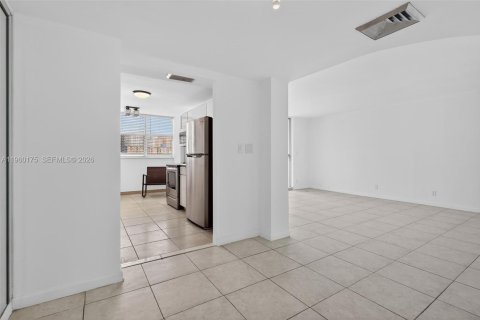 Condo in Hallandale Beach, Florida, 1 bedroom № 2026090 - photo 12