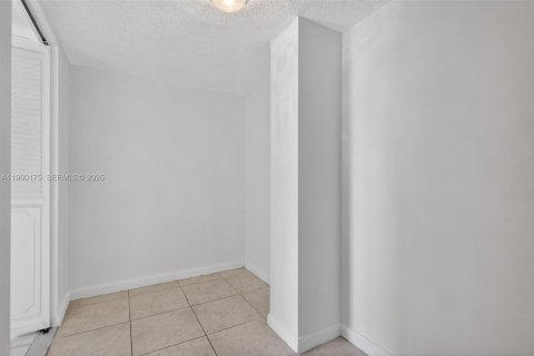 Condo in Hallandale Beach, Florida, 1 bedroom № 2026090 - photo 18