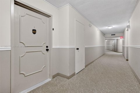 Condo in Hallandale Beach, Florida, 1 bedroom № 2026090 - photo 5