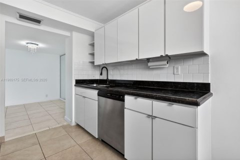 Condo in Hallandale Beach, Florida, 1 bedroom № 2026090 - photo 16