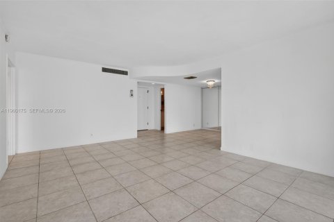 Condo in Hallandale Beach, Florida, 1 bedroom № 2026090 - photo 14