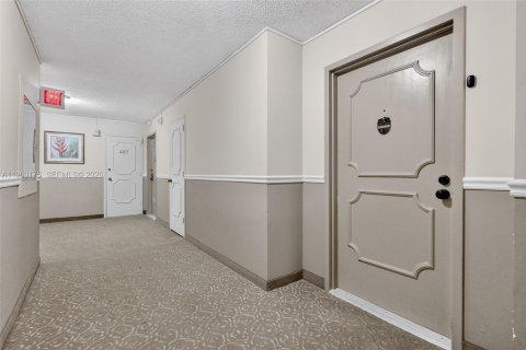 Condo in Hallandale Beach, Florida, 1 bedroom № 2026090 - photo 6