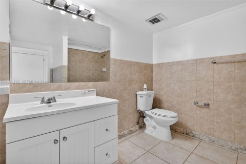 Condo in Hallandale Beach, Florida, 1 bedroom № 2026090 - photo 23