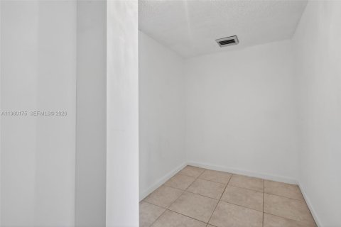 Condo in Hallandale Beach, Florida, 1 bedroom № 2026090 - photo 17