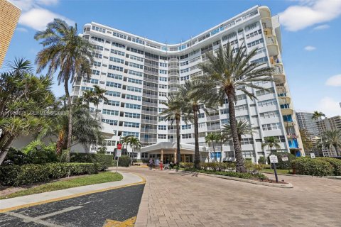 Condo in Hallandale Beach, Florida, 1 bedroom № 2026090 - photo 28