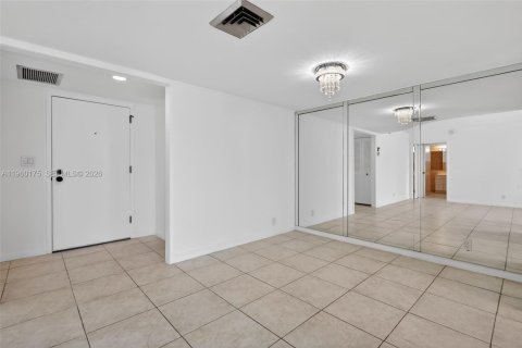 Condo in Hallandale Beach, Florida, 1 bedroom № 2026090 - photo 10