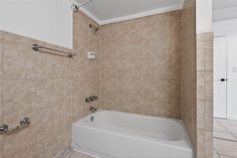 Condo in Hallandale Beach, Florida, 1 bedroom № 2026090 - photo 24