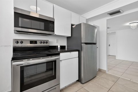 Condo in Hallandale Beach, Florida, 1 bedroom № 2026090 - photo 2