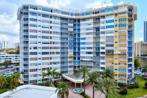 Condo in Hallandale Beach, Florida, 1 bedroom № 2026090 - photo 30