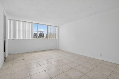 Condo in Hallandale Beach, Florida, 1 bedroom № 2026090 - photo 20