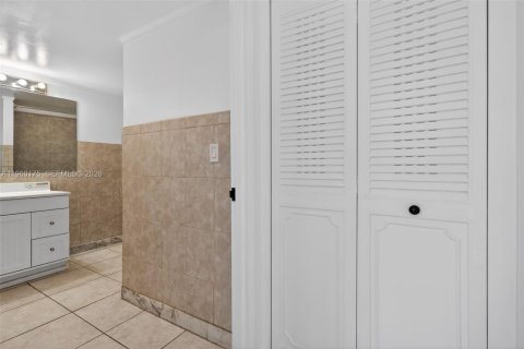 Condo in Hallandale Beach, Florida, 1 bedroom № 2026090 - photo 21