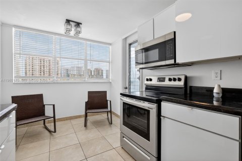 Condo in Hallandale Beach, Florida, 1 bedroom № 2026090 - photo 15