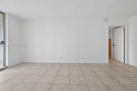 Condo in Hallandale Beach, Florida, 1 bedroom № 2026090 - photo 9