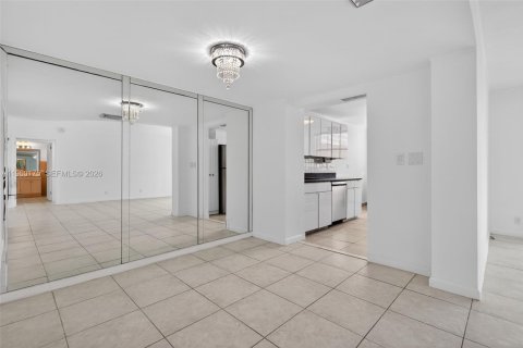 Condo in Hallandale Beach, Florida, 1 bedroom № 2026090 - photo 11