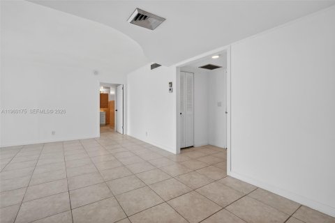 Condo in Hallandale Beach, Florida, 1 bedroom № 2026090 - photo 13