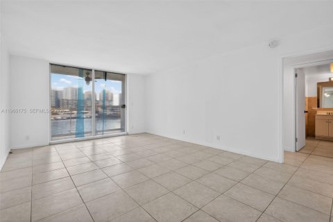 Condo in Hallandale Beach, Florida, 1 bedroom № 2026090 - photo 3