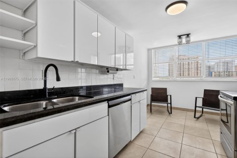 Condo in Hallandale Beach, Florida, 1 bedroom № 2026090
