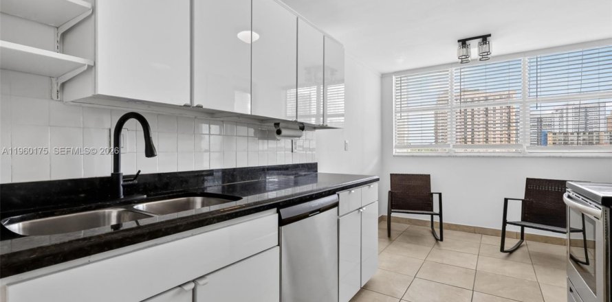 Condo in Hallandale Beach, Florida, 1 bedroom № 2026090
