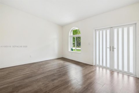 Villa ou maison à louer à Miami, Floride: 4 chambres, 151.71 m2 № 2010961 - photo 5