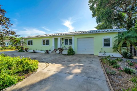 House in Miami, Florida 5 bedrooms, 244.7 sq.m. № 2078481
