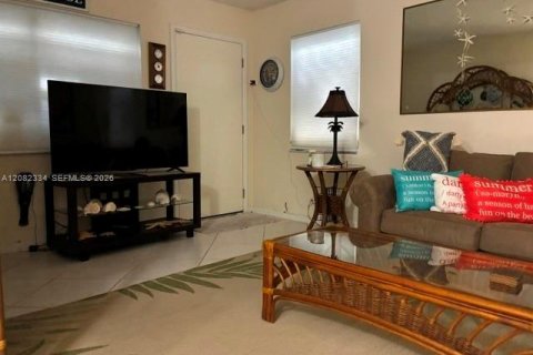 Condo in Riviera Beach, Florida, 1 bedroom № 2351187 - photo 2