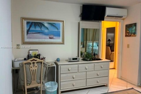 Condo in Riviera Beach, Florida, 1 bedroom № 2351187 - photo 11
