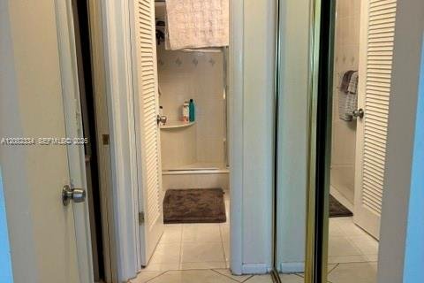 Condo in Riviera Beach, Florida, 1 bedroom № 2351187 - photo 7