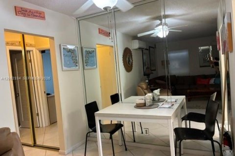 Condo in Riviera Beach, Florida, 1 bedroom № 2351187 - photo 12
