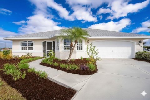 House in Punta Gorda, Florida 3 bedrooms, 142.33 sq.m. № 2105542