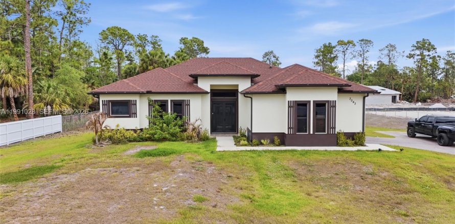 House in Naples, Florida 3 bedrooms № 2057352