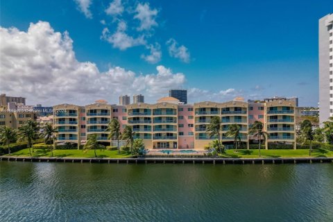 Copropriété à vendre à Hallandale Beach, Floride: 2 chambres, 106.84 m2 № 1945701 - photo 2