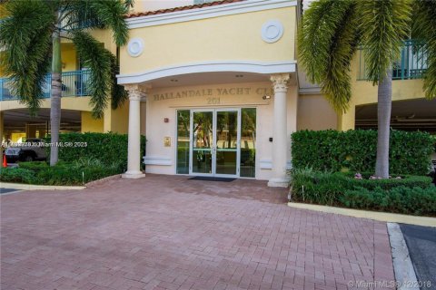 Copropriété à vendre à Hallandale Beach, Floride: 2 chambres, 106.84 m2 № 1945701 - photo 15