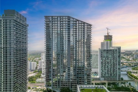 Condominio en alquiler en Miami, Florida, 1 dormitorio, 92.62 m2 № 1926556 - foto 1