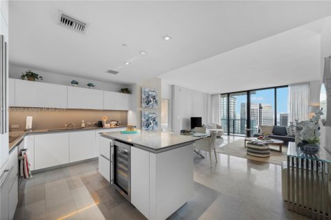 Condominio en alquiler en Miami, Florida, 1 dormitorio, 92.62 m2 № 1926556 - foto 2