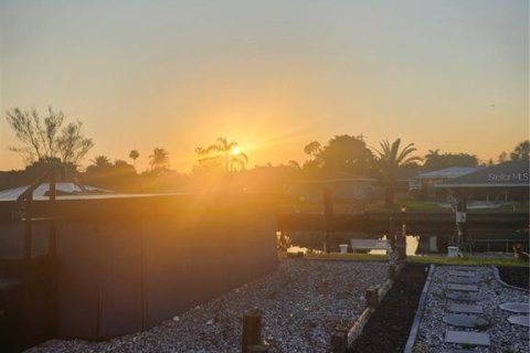 House in Punta Gorda, Florida 3 bedrooms, 160.16 sq.m. № 1808451 - photo 6