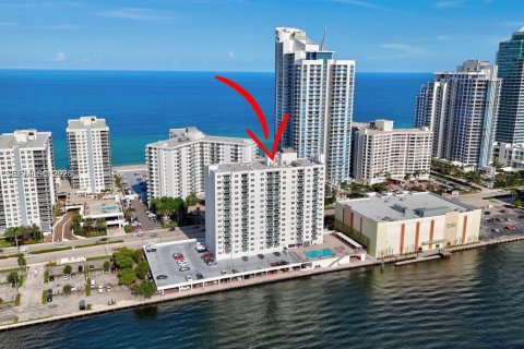 Кондоминиум с 1 спальней в Холливуд, Флорида № 2043464