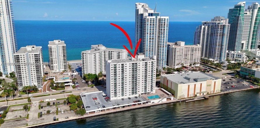 Кондоминиум с 1 спальней в Холливуд, Флорида № 2043464