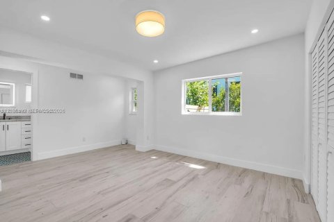 House in North Miami, Florida 3 bedrooms, 136.57 sq.m. № 2248424 - photo 11